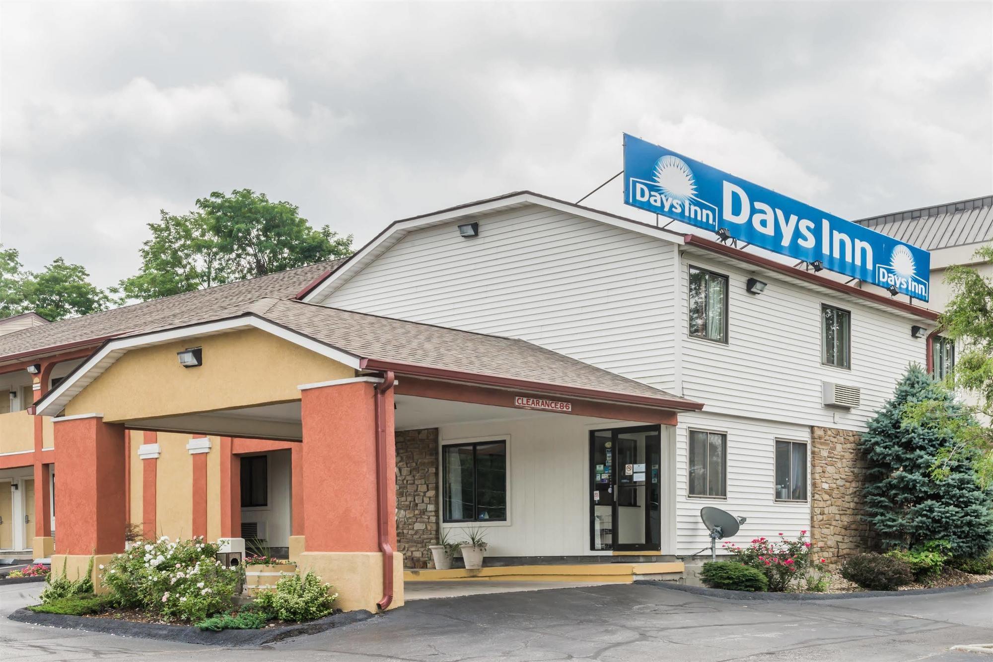 Days Inn By Wyndham Bloomington Exterior foto
